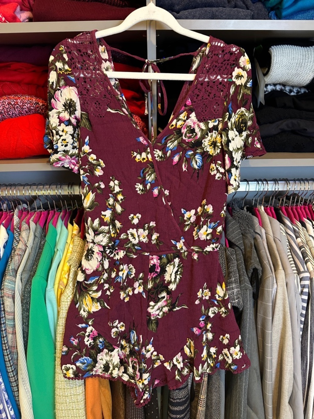 Unbranded purplish maroon floral v neck back tie lined romper size S